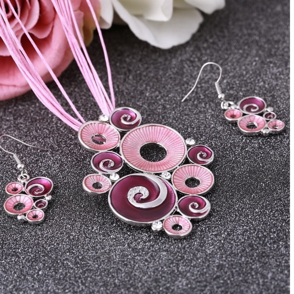 Circular shaped necklace and earrings